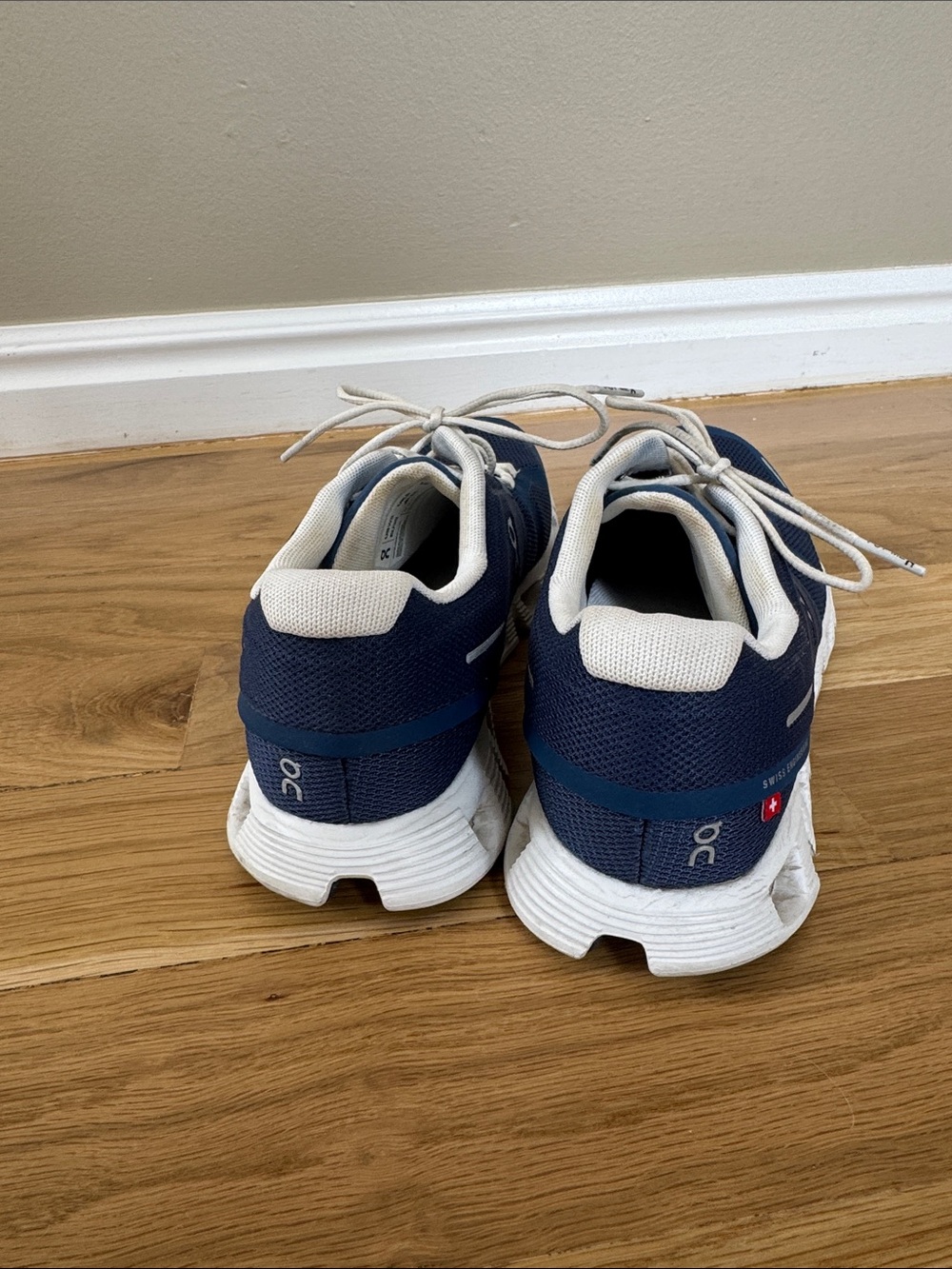 On Running Cloud 5 🥏 Sneakers in Navy and White size 7 - Picture 2 of 6